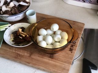 鹌鹑蛋红烧肉➕香菇鹌鹑蛋红烧肉,鹌鹑蛋煮好剝壳