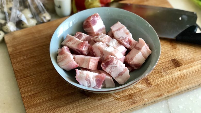 鹌鹑蛋红烧肉➕香菇鹌鹑蛋红烧肉,五花肉刮皮洗净切1.5公分厚的块