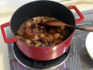 鹌鹑蛋红烧肉➕香菇鹌鹑蛋红烧肉,转中大火，收汁到自己喜欢的程度