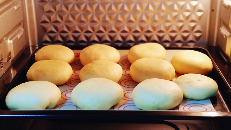 蜜豆喜饼～香甜松软,放入烤箱中层37°二次发酵20分钟。