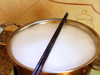 鸡蛋捞面,，煮面的过程为了避免溢锅，可以在锅中间放一双筷子或者铲子，就不会溢锅了。
 