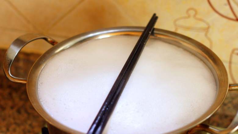 鸡蛋捞面,，煮面的过程为了避免溢锅，可以在锅中间放一双筷子或者铲子，就不会溢锅了。
 