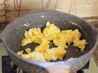 鸡蛋捞面,鸡蛋结块后，用筷子迅速的划开。