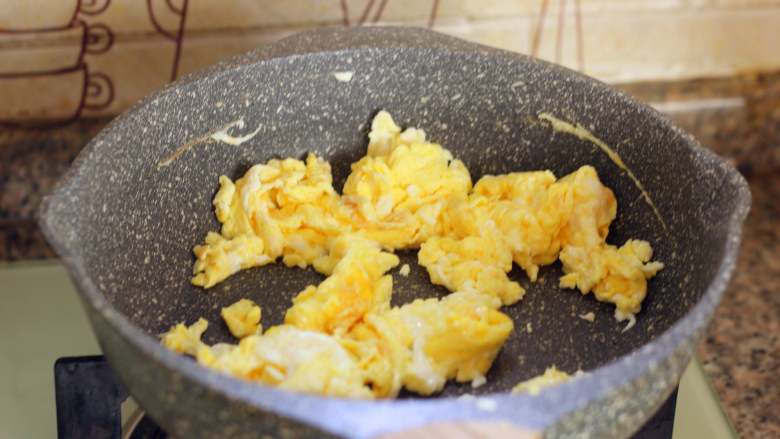 鸡蛋捞面,鸡蛋结块后，用筷子迅速的划开。