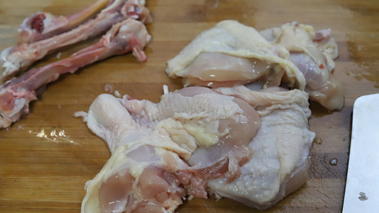 娃娃菜蒸鸡腿,先顺着鸡腿切一刀，然后轻轻转动刀子，就可以把鸡腿肉给剔下来了，骨头取出来后就不用了，丢掉就可以。
