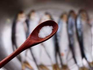 剁椒清蒸海鲫鱼,先均匀地撒上盐调味。