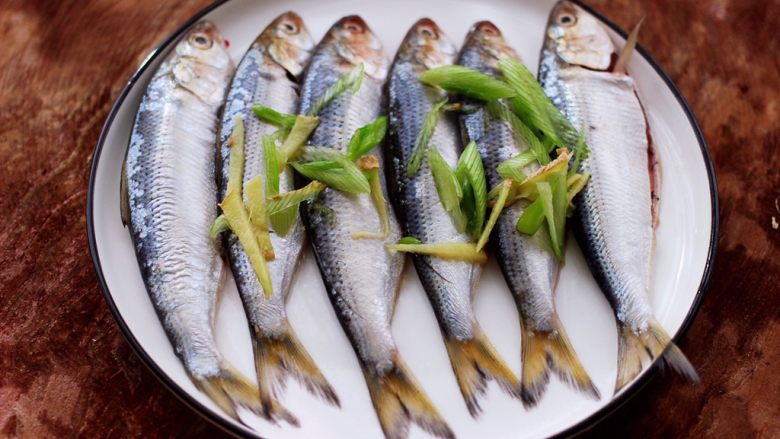 剁椒清蒸海鲫鱼,把腌制好的海鲫鱼，码放在一个可以蒸的盘子里。