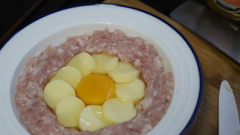 太阳肉饼,准备一个新鲜的鸡蛋，打入鸡蛋豆腐中间，鸡蛋最好是土鸡蛋，虽说土鸡蛋的营养和普通鸡蛋的营养没啥差别，但是口感上还是有不同的，土鸡蛋的蛋黄吃起来也更有沙沙的感觉。