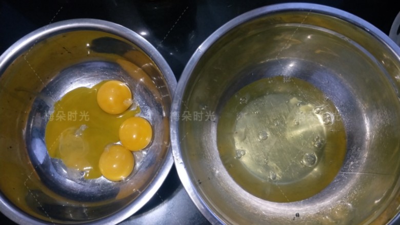 可可旋风蛋糕卷,蛋清，蛋黄分离，然后先把蛋清放进冰箱。