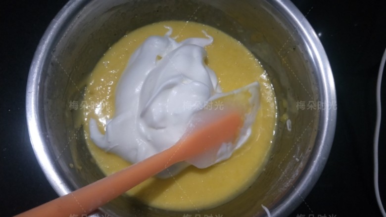 可可旋风蛋糕卷,取三分之一打好的蛋清到蛋黄糊里，翻拌，切拌均匀，再取三分之一加入。