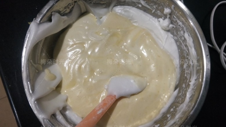可可旋风蛋糕卷,然后把拌好的面糊倒进蛋清的盆里，继续翻拌均匀。要快且轻柔。
