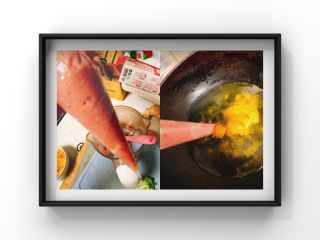 南瓜肉粒汤,装入裱花袋并剪个小口挤入煮沸的南瓜汤中！