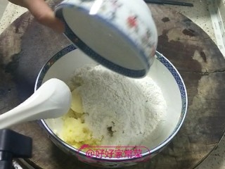 香煎土豆饼,土豆压碎后加入适量面粉