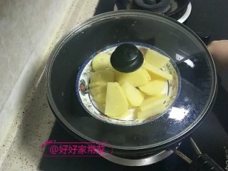 香煎土豆饼,切好的土豆放入锅中蒸熟