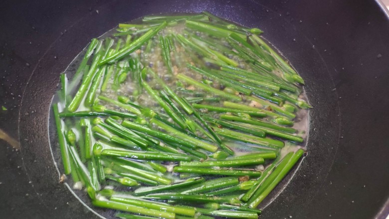 清炒韭菜花,翻炒后下开水，盖上盖煮5分钟。途中开盖翻炒在盖上煮。