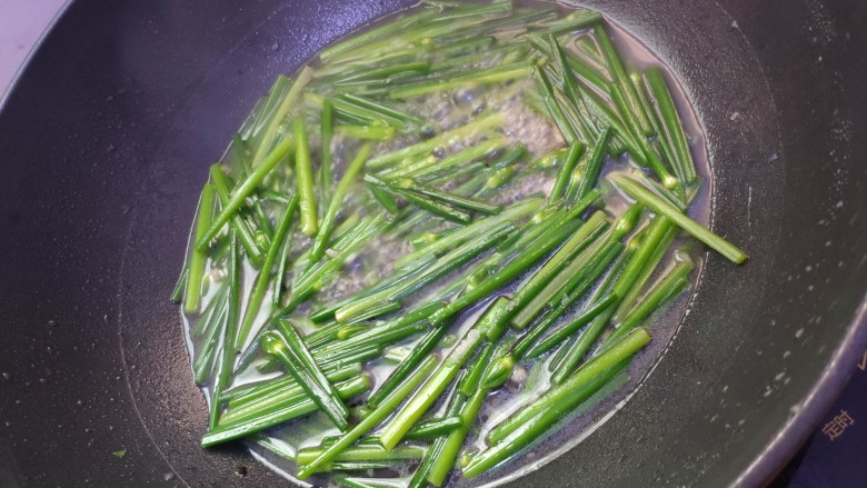 清炒韭菜花,5分钟后下盐，炒均匀，下水淀粉，后下一小点味精。味精下后轻翻炒出锅。
