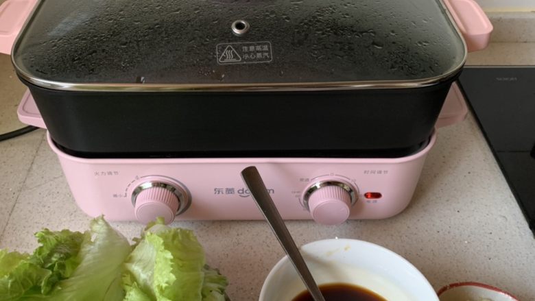 蚝油生菜,料理锅中烧水