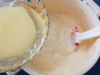 圈圈小蛋糕,用手动打蛋器 将油和奶充分混合乳化  倒入蛋糊中 用同样的方法拌匀