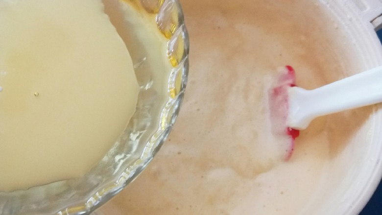 圈圈小蛋糕,用手动打蛋器 将油和奶充分混合乳化  倒入蛋糊中 用同样的方法拌匀