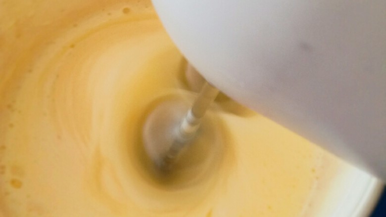 圈圈小蛋糕,蛋液逐渐膨胀  再放入另一半的糖  继续打发