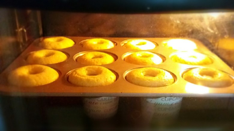 圈圈小蛋糕,烤箱160度 预热3分钟 将烤盘放入烤箱中下层  上下火160度烤20分钟即可