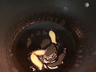 彩椒炒花甲,锅内烧热油，下姜片炒香