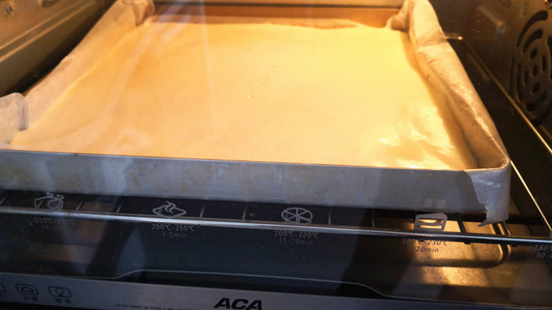 奶牛纹蛋糕卷,再次入烤箱，175度烤23分钟左右，