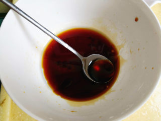 锡纸扇贝,来调酱汁，酱油、蚝油、米醋和食用油拌均匀，
