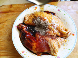 空气炸锅版烤鸡腿,加入老抽、酱油、糖、盐、黑胡椒，再加入一勺蜂蜜，