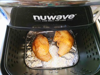 空气炸锅版烤鸡腿,nuwave空气炸锅按”NO”键，再按“PROG”预热，温度选择180度，预热好以后把鸡腿放进去，温度180度烤17分钟，中间取出来将鸡腿翻个面继续烤