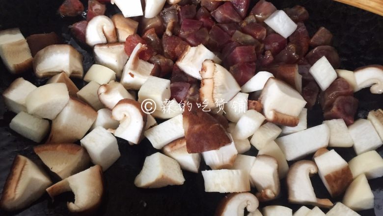 五彩腊肠（香肠）焖饭,腊肠有点点变色后，先把菇类放入。