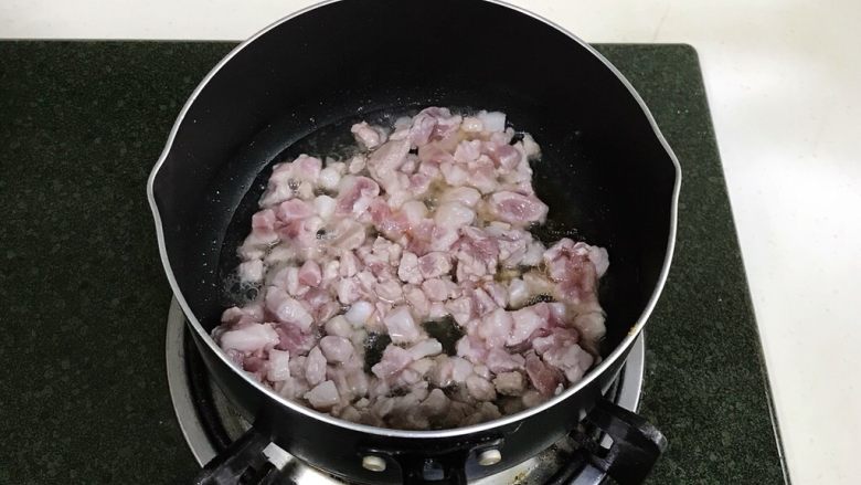 炸酱面,锅中倒入食用油，下入肉末炒熟。