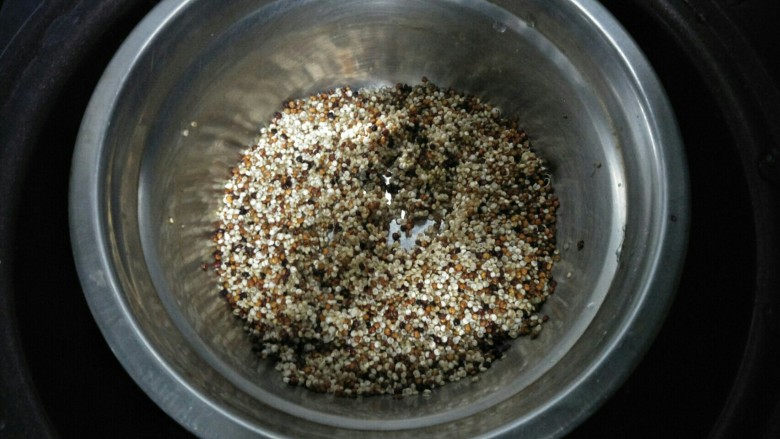 藜麦酸奶水果杯,锅内放水，将浸泡好的藜麦沥干水放上锅蒸熟。