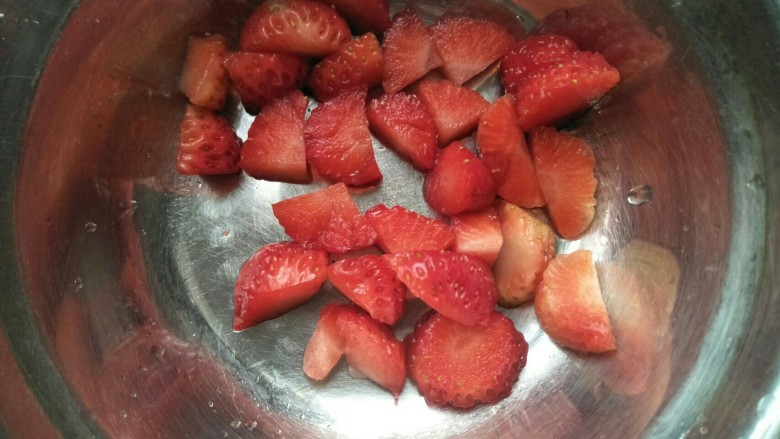 藜麦酸奶水果杯,浸泡好的草莓用厨房纸擦干后切小块。