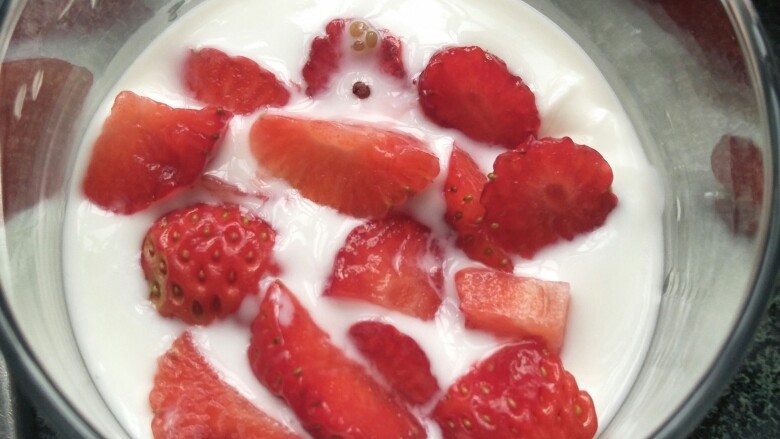藜麦酸奶水果杯,放上草莓粒