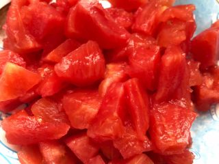 西红柿炖牛腩,西红柿去皮切丁，我是直接用削皮刀，很方便