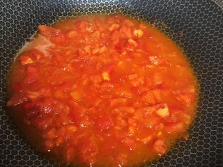西红柿炖牛腩,炒出汤汁
