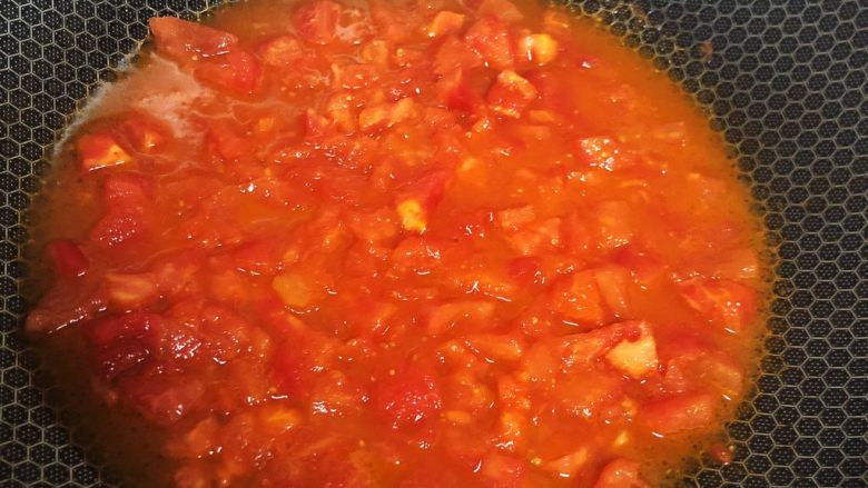 西红柿炖牛腩,炒出汤汁