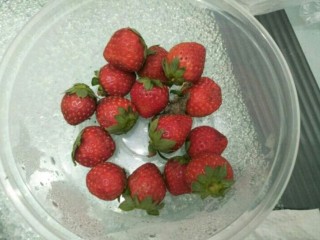 藜麦酸奶水果杯,草莓洗干净