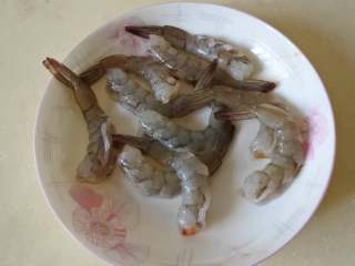 鲜虾蔬菜细面,海虾留尾壳开背去沙线，洗净