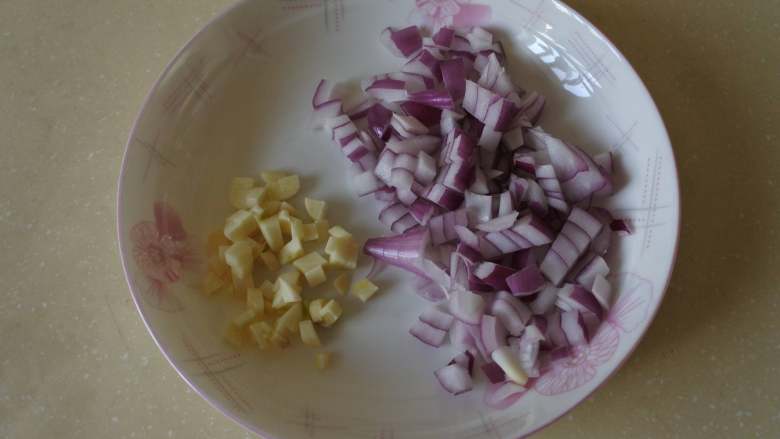 鲜虾蔬菜细面,洋葱和蒜切碎