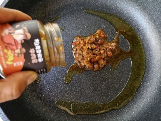 酱爆苦瓜,加入适量松茸杏鲍菇牛肉酱。