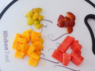芝麻酸奶水果冻,水果洗净去核切丁备用，水果选择水份少，自己喜欢的就好，我是刚好冰箱剩下这几样水果