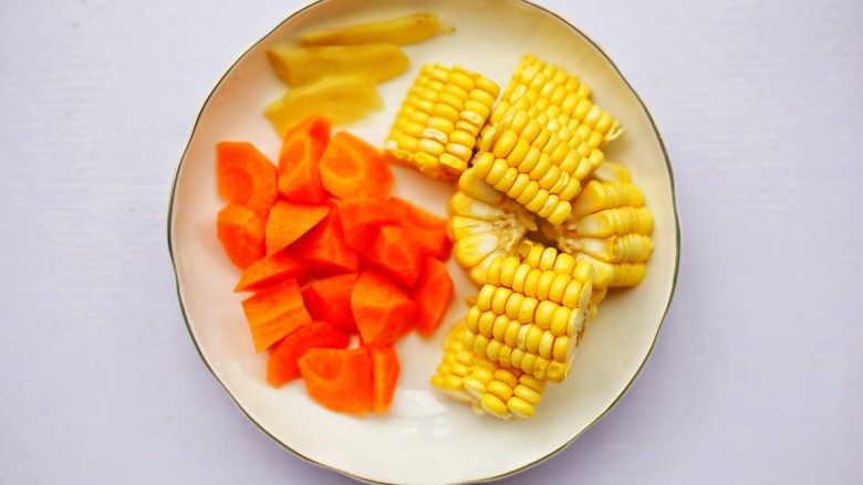 【宝宝辅食】胡萝卜玉米排骨汤,胡萝卜去皮洗净切滚刀块，玉米去须洗净切小块，姜去皮切片。