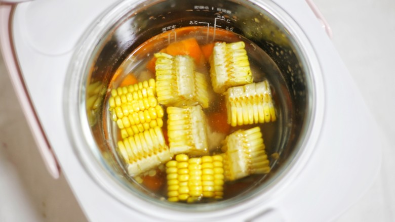 【宝宝辅食】胡萝卜玉米排骨汤,放入美的亲子煲中。