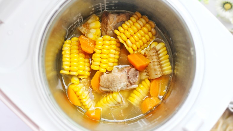 【宝宝辅食】胡萝卜玉米排骨汤,开盖。
