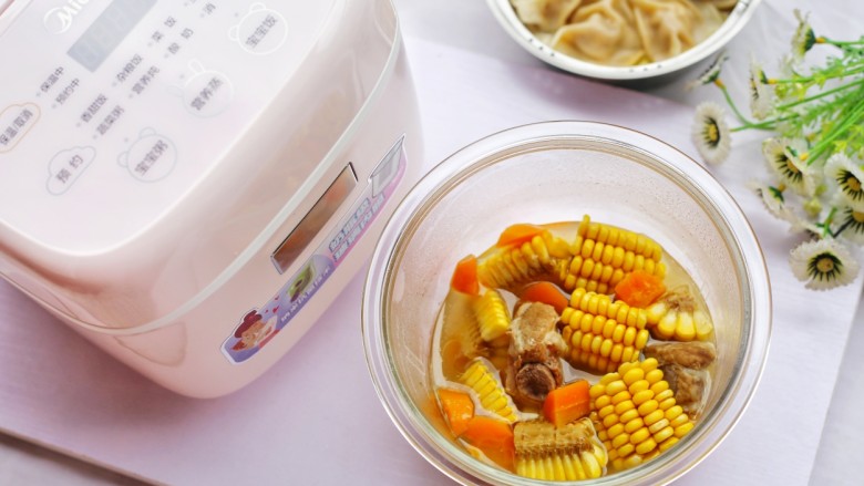 【宝宝辅食】胡萝卜玉米排骨汤,出锅。