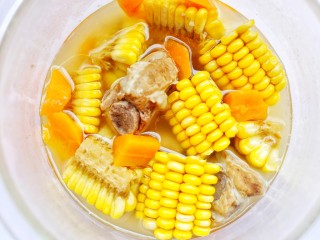 【宝宝辅食】胡萝卜玉米排骨汤,超级美味。