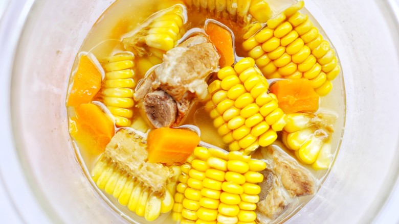 【宝宝辅食】胡萝卜玉米排骨汤,超级美味。