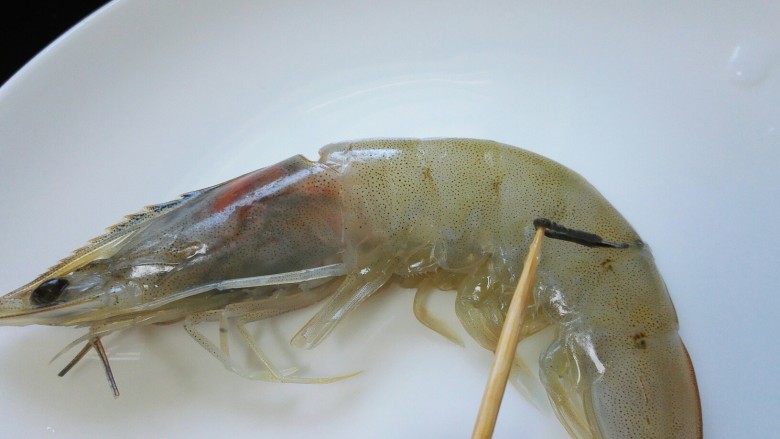 红烧对虾,用牙签将虾线挑出，在虾尾巴的到处第二节部位可以很轻易的将虾线挑出
